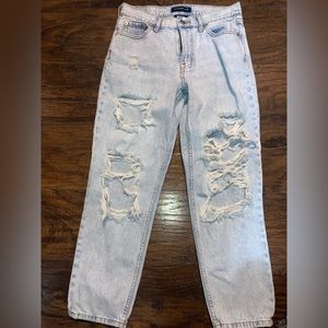Aéropostale jeans. Never worn size 6. Mom jeans and a light washed